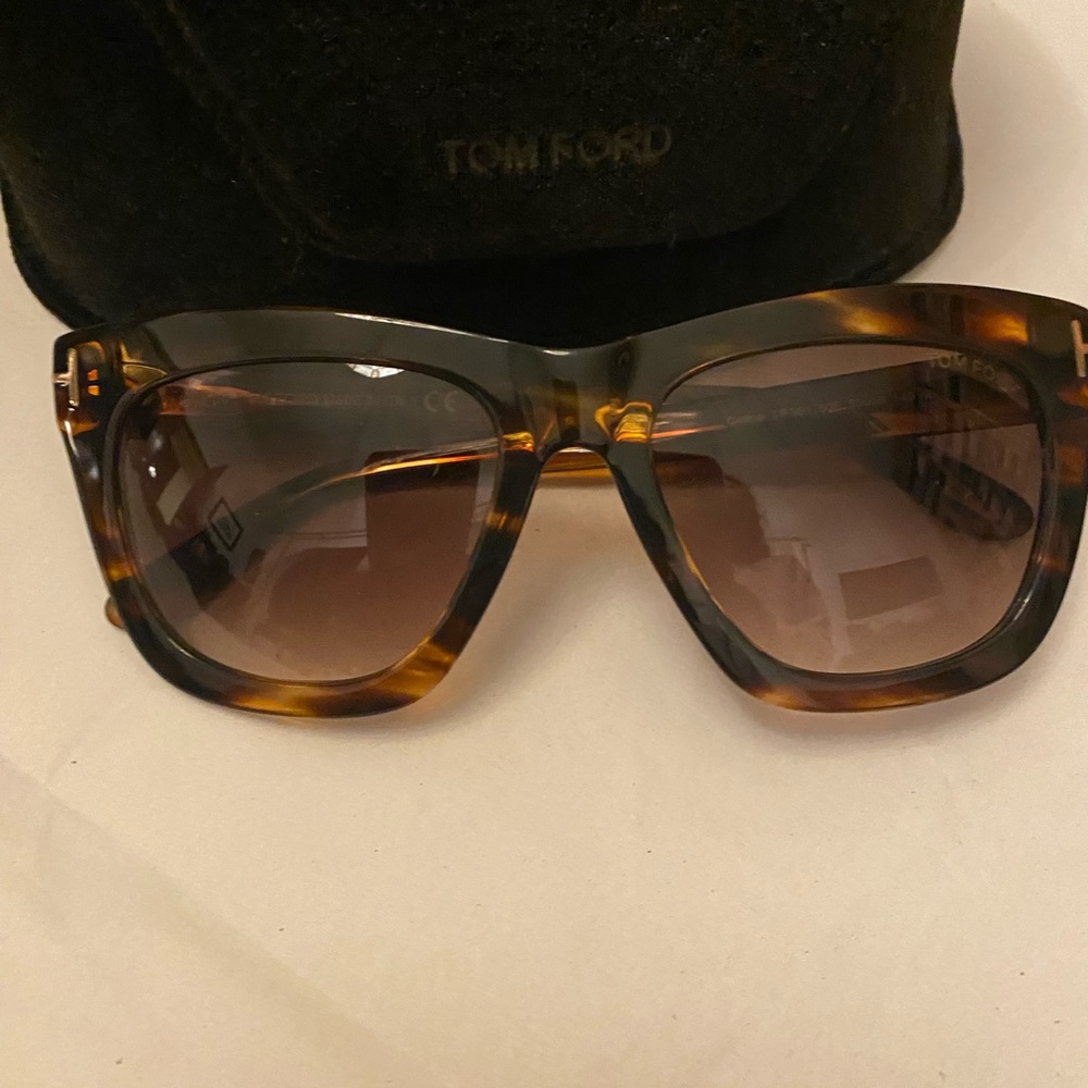 Tom Ford  tortoise shell sunglasses. Cat eye shape